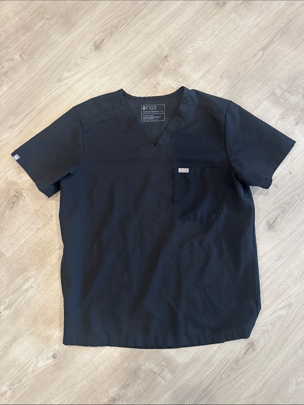 FIGS Men’s Black Scrub Top (M)